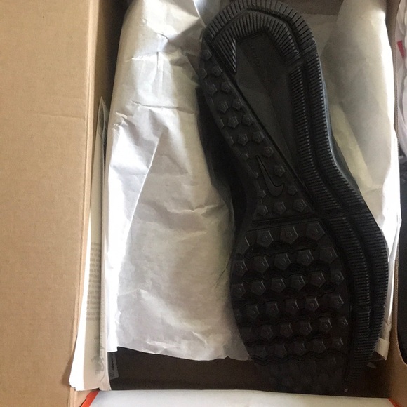 Nike shoes - Picture 2 of 3